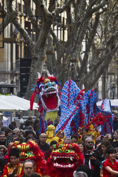 El tradicional baile del dragón recorrió La Rambla de Barcelona.