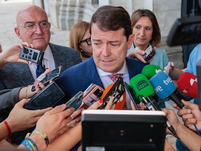 El presidente de la Junta de Castilla y León, Alfonso Fernández Mañueco, atiende a la prensa a su llegada a un acto este martes en Valladolid.