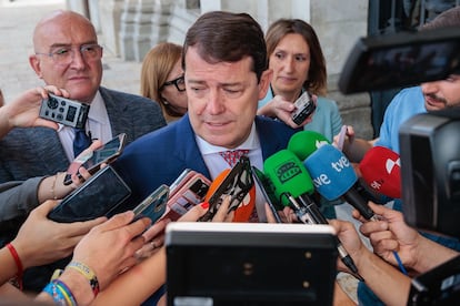 El presidente de la Junta de Castilla y León, Alfonso Fernández Mañueco, atiende a la prensa a su llegada a un acto este martes en Valladolid.