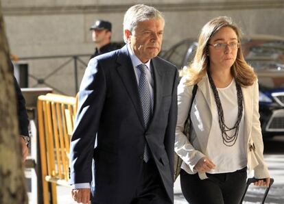 El expresidente de la CAM Modesto Crespo acompañado de su abogada a su llegada hoy a la Audiencia Nacional.