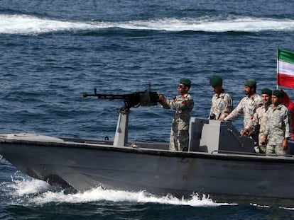 Militares iraníes, en una patrullera en el estrecho de Ormuz, el pasado abril.