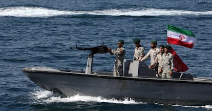 Militares iraníes, en una patrullera en el estrecho de Ormuz, el pasado abril.