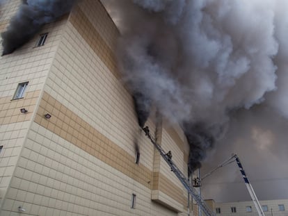 Al menos 64 personas, entre ellas nueve niños, han muerto y decenas siguen desaparecidas tras el incendio que arrasó ayer un centro comercial en la ciudad rusa de Kémerovo, en Siberia occidental. En la imagen, bomberos trabajan para extinguir el fuego del centro comercial de la ciudad siberiana, el 25 de marzo de 2018.