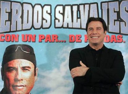John Travolta planea rodar con su hija de siete años, Ella Bleu, una película de Disney. "El guión me dio la idea. Mientras lo leía pensaba: 'Ése sería un papel perfecto para Ella", aseguró el actor estadounidense, que alcanzó fama mundial con <i>Grease</i> en 1978, a la revista de televisión alemana <i>TV Movie</i>. Y va a ser una gran sorpresa, ya que la niña no tiene ni idea de los proyectos de su padre. En la foto, la estrella, de 53 años, durante la presentación en Madrid de la comedia <i>Cerdos salvajes</i>.