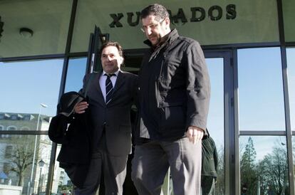 Joan Carles Feliu, a la derecha, tras prestar declaración en el juzgado de Lugo.
