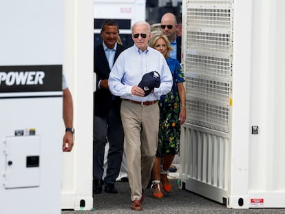 El presidente de Estados Unidos, Joe Biden, en en el Puerto de Ponce (Puerto Rico), con la primera dama, Jill Biden, y el gobernador de Puerto Rico, Pedro Pierluisi, detrás.