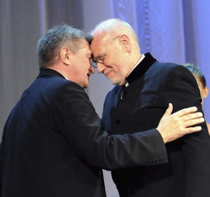 Marco Müller, director del Festival de Cine de Venecia (derecha), hace entrega del León de Oro a Aleksander Sokurov, ganador por 'Fausto'. Tras ocho ediciones, Müller ha anunciado hoy que deja la dirección de la Mostra.