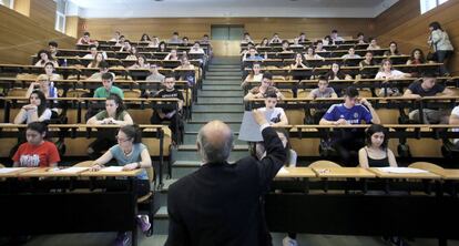 Examen de Selectividad de finales de junio en la Complutense de Madrid.