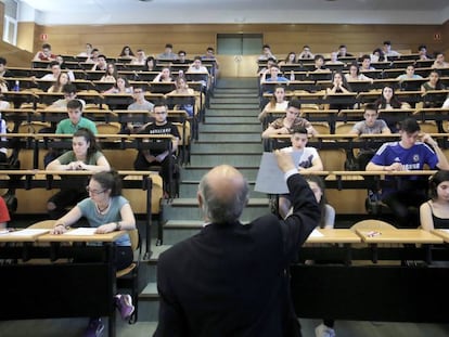 Examen de Selectividad de finales de junio en la Complutense de Madrid. 