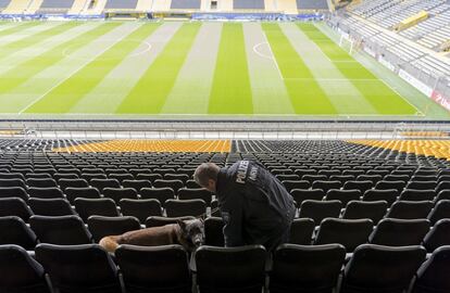 Un perro policía olfatea las gradas del estadio del Borussia de Dortmund como medida de seguridad tras el ataque que sufrió el autobús del quipo alemán.