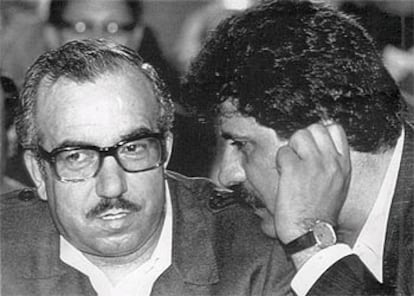 Abbas (derecha), junto a Abu Yihad, <i>número dos</i> de la OLP asesinado en Túnez por Israel en 1988. La foto es de 1987.