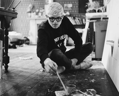 David Hockney trabajando en su estudio en 1967.