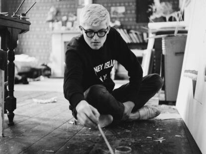 David Hockney trabajando en su estudio en 1967.