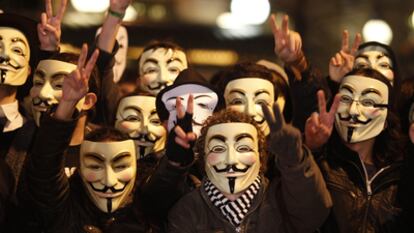 Manifestación de Anonymous contra la 'ley Sinde', a la puerta del madrileño Teatro Real en la gala de los Goya de 2011.