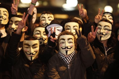 Manifestación de Anonymous contra la 'ley Sinde', a la puerta del madrileño Teatro Real en la gala de los Goya de 2011.