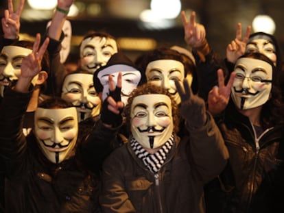 Manifestación de Anonymous contra la 'ley Sinde', a la puerta del madrileño Teatro Real en la gala de los Goya de 2011.
