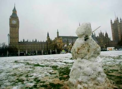 Un mu?eco de nieve delante del palacio de Westminster, ayer en Londres.