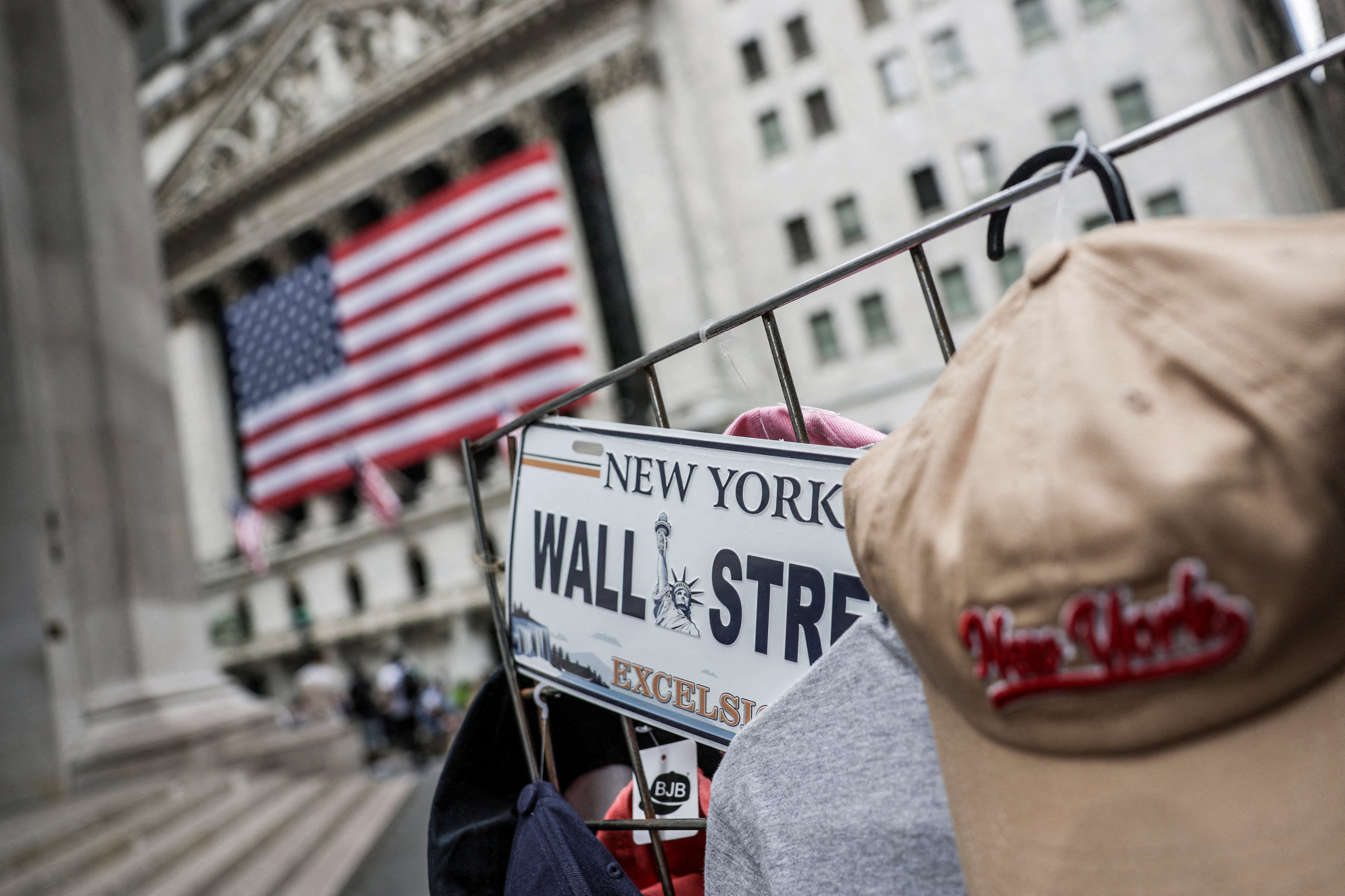 Las Bolsas ahondan sus caídas y el dólar se mantiene firme ante la nueva ronda de aranceles