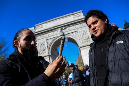 Dos jóvenes fuman marihuana en el parque Washington Square,