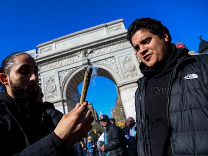 Dos jóvenes fuman marihuana en el parque Washington Square, el 4 de abril, día del cannabis, de este año.