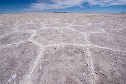 Cuando llueve, el salar se ablanda y refleja el cielo como si se tratara de un espejo. En la época seca, entre los meses de mayo y diciembre, la planicie se cuartea y deja a la vista los “ojos de sal”. En su zona de máximo espesor, el salar tiene una profundidad de 130 metros.