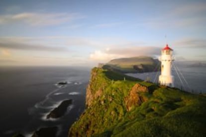 Faro en la isla de Mykines, en el archipiélago de las Feroe.