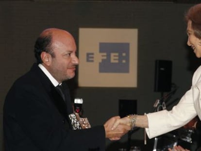 La Reina entrega el Premio Rey de España en la categoría de radio al periodista colombiano Julio Sánchez Cristo.