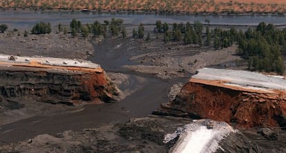Vista a&eacute;rea de la presa de la minera Boliden en Aznalc&oacute;llar, tras la rotura y el vertido en 1998.