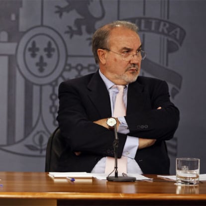 El vicepresidente económico, Pedro Solbes, en la conferencia de prensa posterior al Consejo de Ministros.