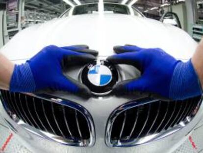 Ún coche de BMW en la fábrica