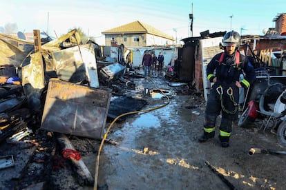 Un bombero de Madrid, delante de las chabolas destruidas por el fuego.