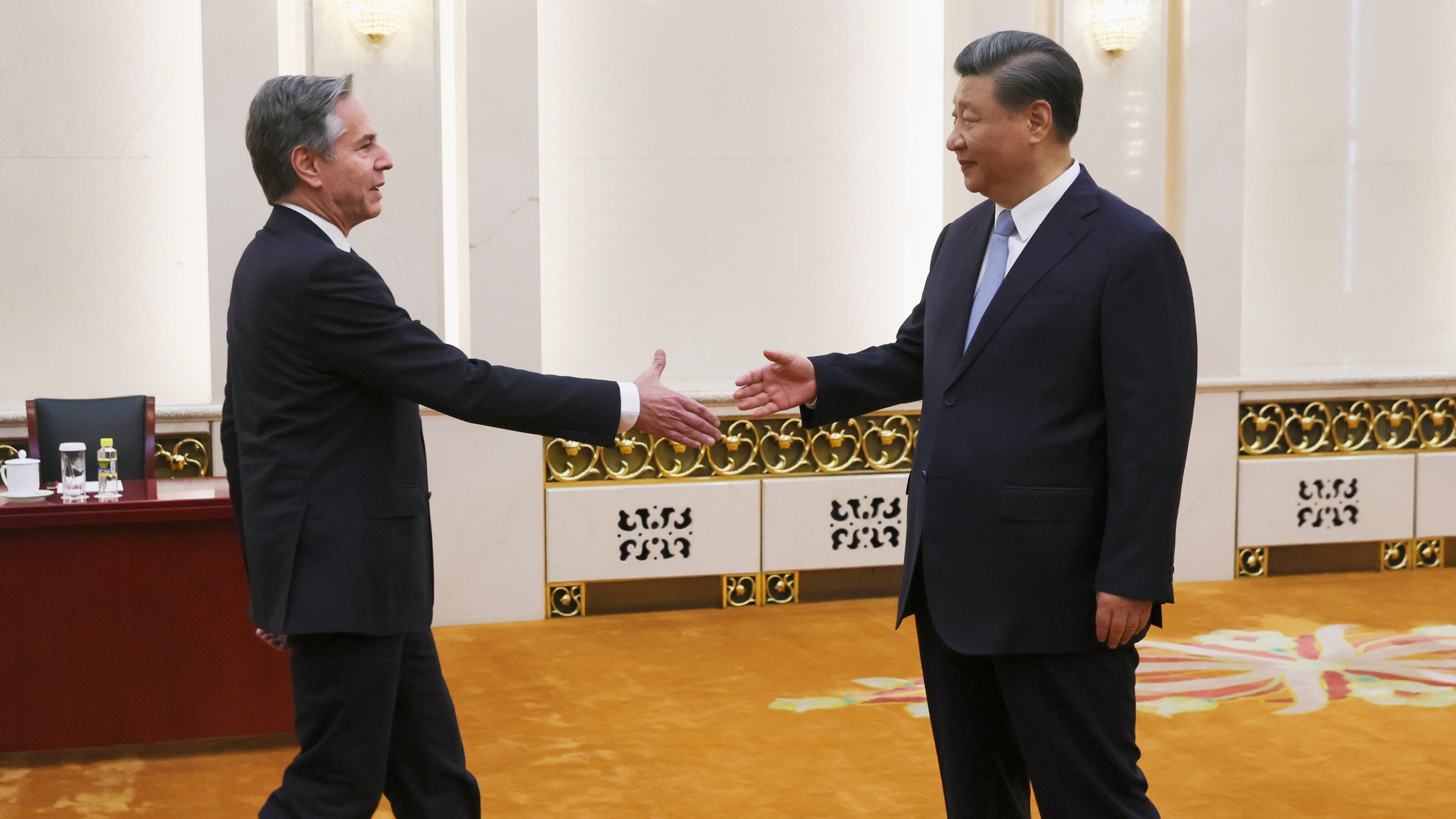 El secretario de Estado de EE UU, Antony Blinken, junto al presidente de China, Xi Jinping, durante la visita del primero a Pekín el 19 de junio.