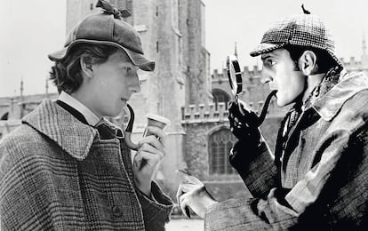 Montaje entre el mítico Sherlock Holmes de Christopher Lee (derecha) y el interpretado por Nicholas Rowe (izquierda), más moderno.