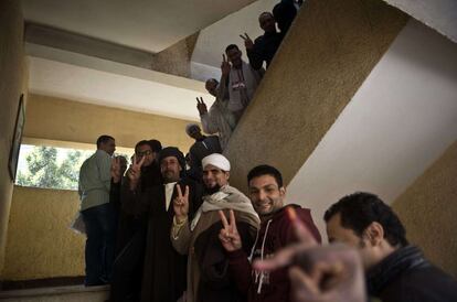 Varios egipcios esperan su turno para votar en un colegio electoral de El Cairo, en la segunda y última jornada del referéndum sobre la nueva Constitución.