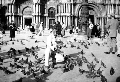 John F. Kennedy, en la plaza de San Marcos de Venecia, en 1937.