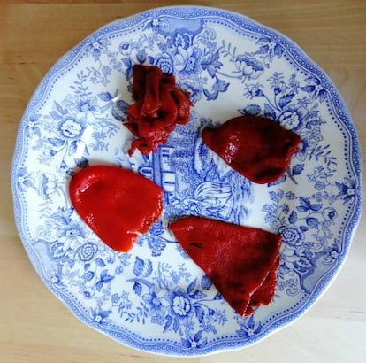 A la izquierda, tiras de pimiento 'español' y pimiento del piquillo peruano. A la derecha, pimientos del piquillo de Lodosa