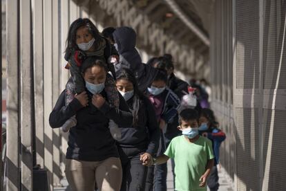 Familias migrantes cruzan el puente internacional de Ciudad Juárez, este jueves.