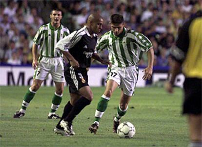 Roberto Carlos y Joaquín, durante el último Betis-Madrid de Liga.