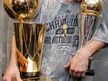 Parker, con los trofeos de campeón y de mejor jugador.