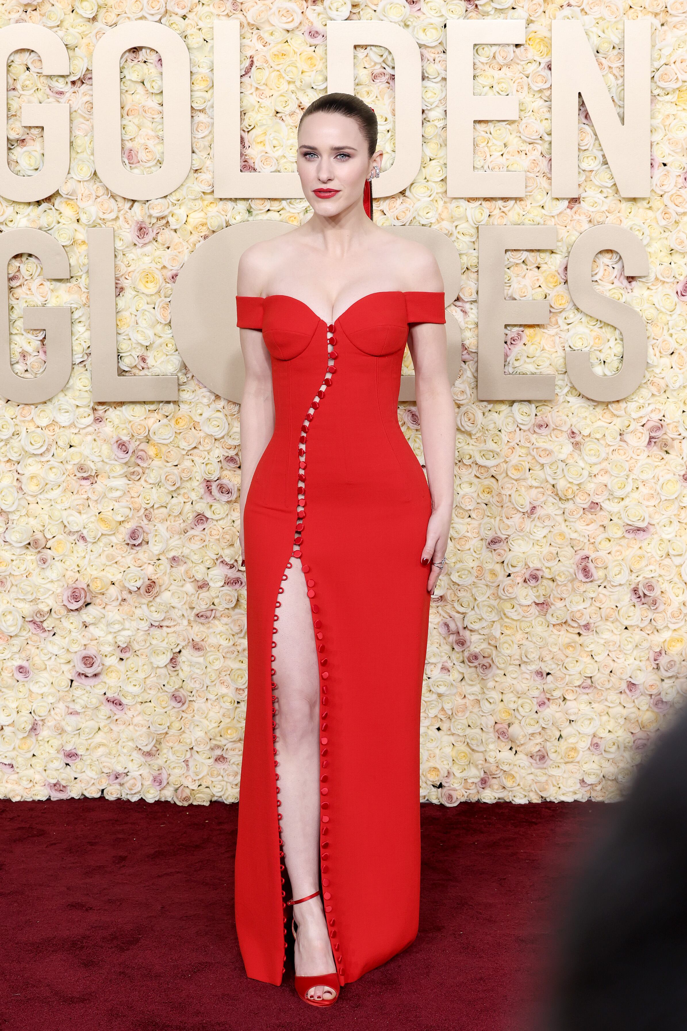 Rachel Brosnahan, nominada por la última temporada de 'La maravillosa Sra. Maisel', se despidió de su personaje por todo lo alto con este vestido rojo de Sergio Hudson.