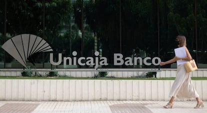 Fachada del edificio de Unicaja en Málaga, en una fotografía de archivo