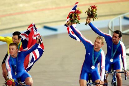 Craig Maclean, Chris Hoy (centro) y Jason Queally, tras recibir la medalla de plata en la prueba de velocidad en los Juegos de Sidney 2000