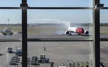 La aeronave de Norwegian ayer en el aeropuerto de Ezeiza, antes de su vuelo inaugural.