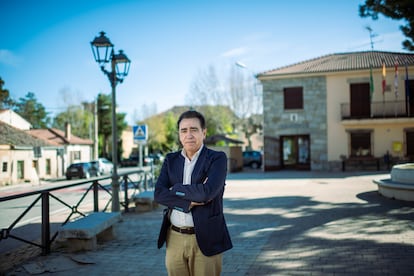 El alcalde de Ortigosa del Monte, Juan Carlos Cabrejas, frente al Ayuntamiento.