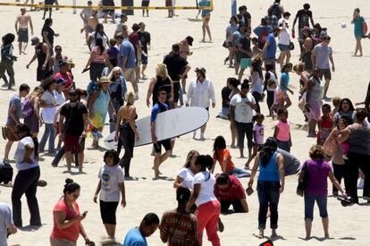 Decenas de personas buscan cabezas de Angry Birds con dinero escondidas por Hidden Cash en una playa de California. 