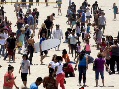 Decenas de personas buscan cabezas de Angry Birds con dinero escondidas por Hidden Cash en una playa de California. 