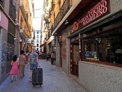 Una familia camina por el centro de Madrid, este jueves.