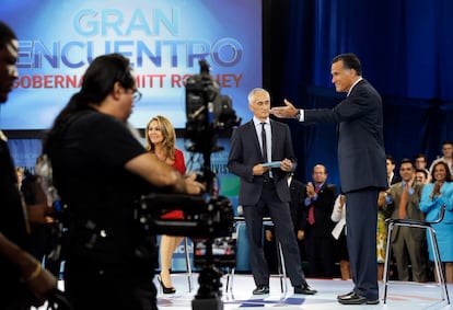 El candidato presidencial republicano y exgobernador de Massachusetts, Mitt Romney, participa en el foro de Univision 'Conozca a los Candidatos', con Jorge Ramos y María Elena Salinas en Coral Gables (Estados Unidos), el 19 de septiembre de 2012. 