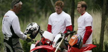 Guillermo y Enrique, junto con sus motocicletas, conversan con Mike Glover, organizador de la carrera solidaria Enduro Africa 08.