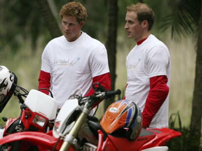 Guillermo y Enrique, junto con sus motocicletas, conversan con Mike Glover, organizador de la carrera solidaria Enduro Africa 08.